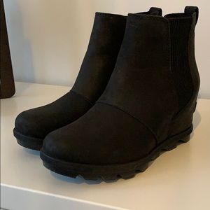 Joan of Arctic™ Wedge Chelsea Boot size 7 LIKE NEW